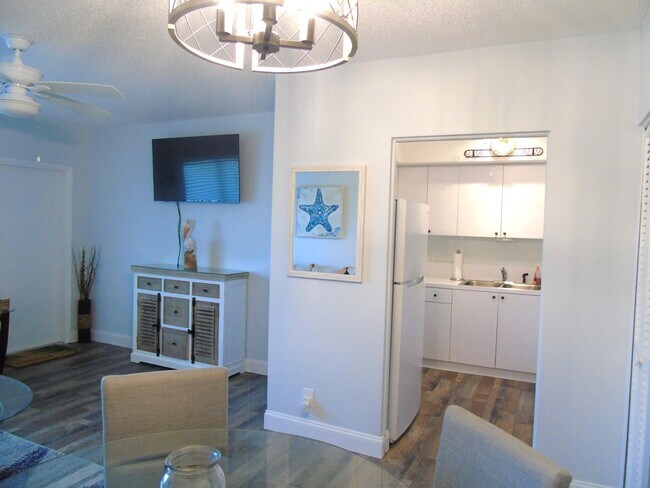 Building Photo - 309 Circle Dr S