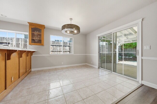 Building Photo - Executive Rental in Gold Hills