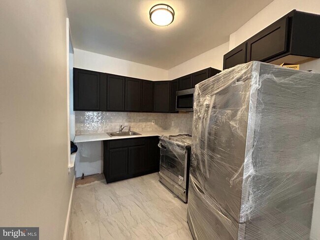 Building Photo - 2823 W Girard Ave