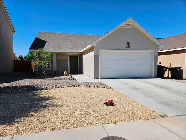 Building Photo - Open & Airy 3 Bedroom/2 Bath Home with Refrigerated Air