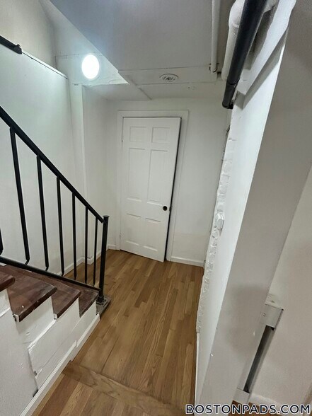 Building Photo - 686 Parker St