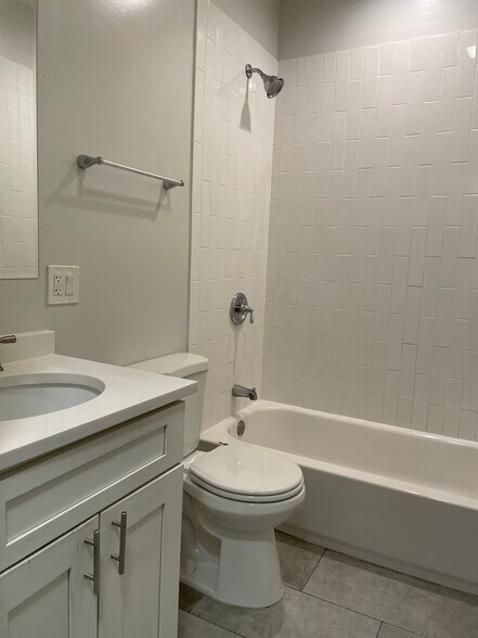 Building Photo - 2428 N Avers Ave