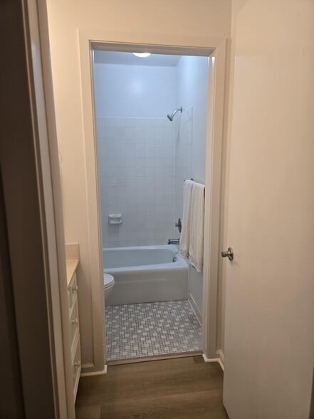 2nd bathroom - 7510 Cahill Rd