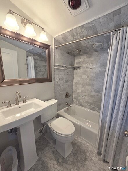 Building Photo - 51 Glendale Rd