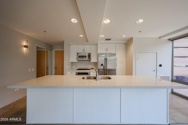 Building Photo - 7137 E Rancho Vista Dr