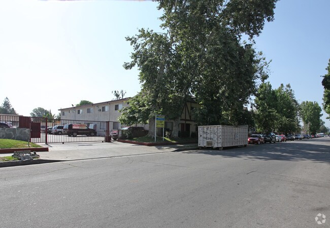 Building Photo - Lennox Court Townhouses