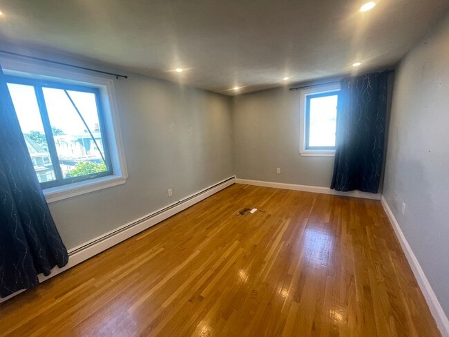 Building Photo - Modern 1 bed HW Floors, Granite stainless Kitchen Supoer Sunny, AC Dishwasher Great Value!  7/1 o...