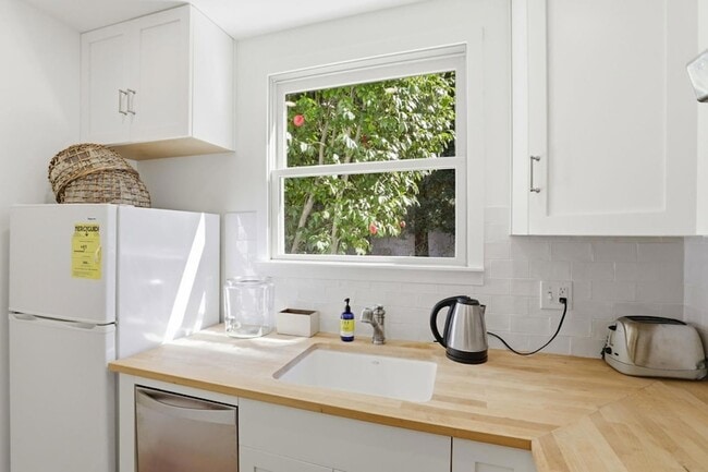 Building Photo - 566 E Crescent Dr