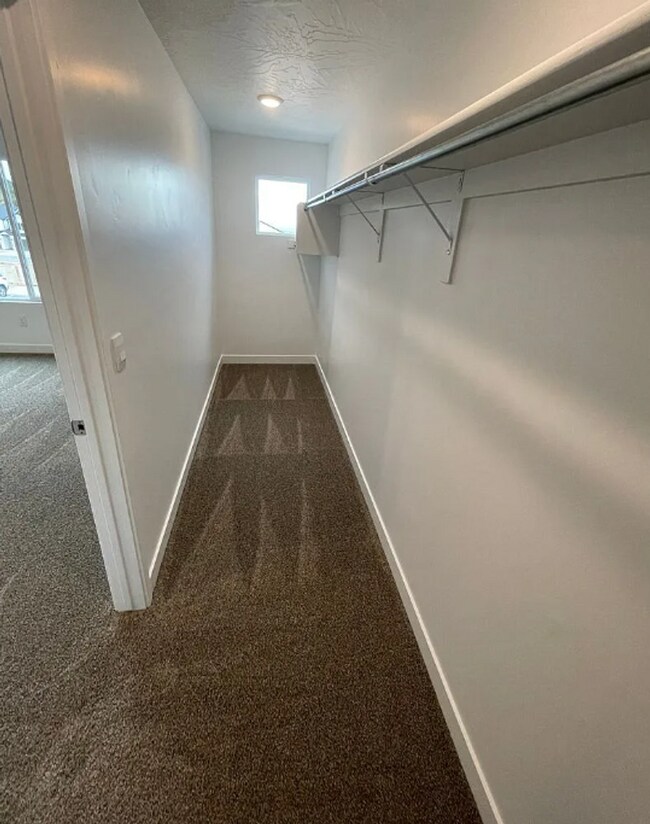 Building Photo - Spacious 3 Bedroom 2.5 Bathroom End Unit in Cedar City!