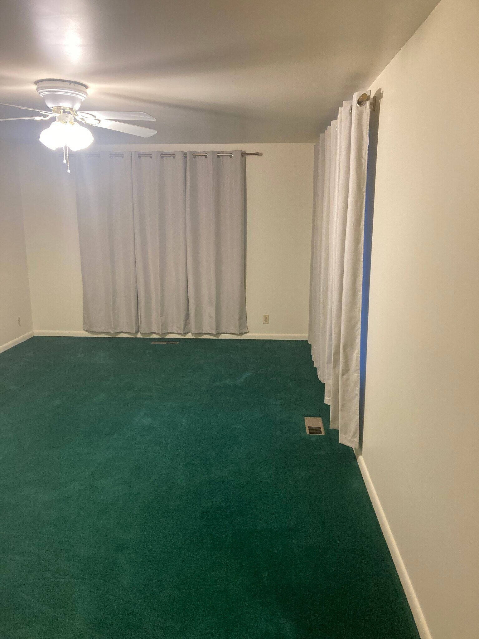 Livingroom - 615 E 250 N