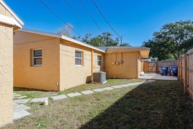 Building Photo - Renovated Home near the Beaches