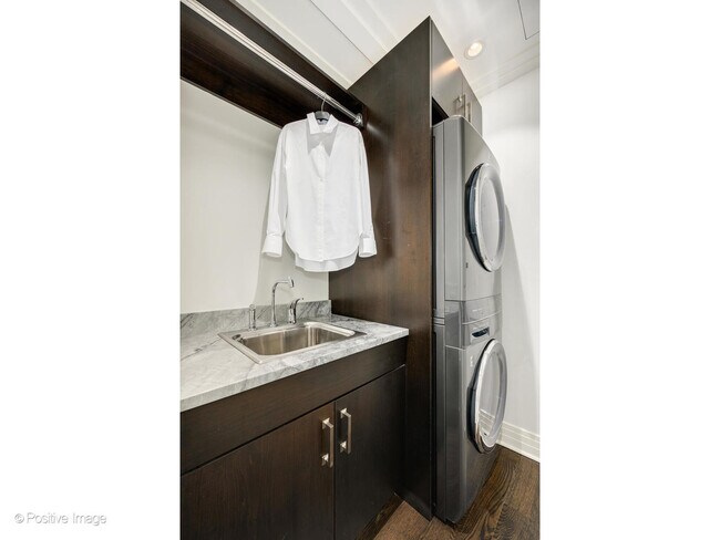 Building Photo - 159 E Walton Pl