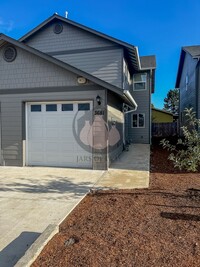 Building Photo - Charming Newer Construction Townhome