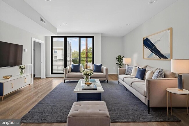 Building Photo - 381 Martin St