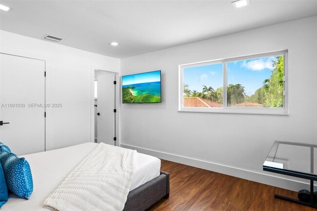 Building Photo - 1651 SW 13th Ave