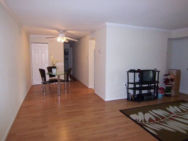 Building Photo - FREE RENT! Sail into this 2BR 1BA at the M...