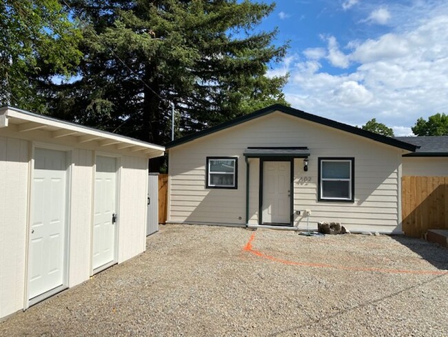 Building Photo - CHARMING 2 BEDROOM HOUSE