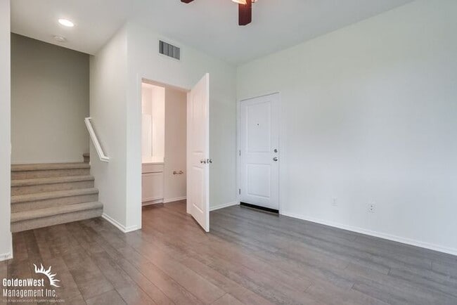 Building Photo - Stylish 3Bdm 4Ba Townhome in Escondido!