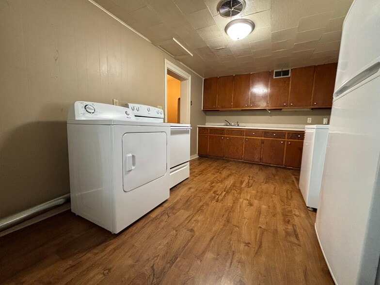 Kitchen/Laundry - 1023 E Grand Ave