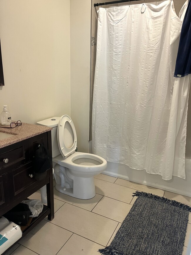 Building Photo - 1829 Vineyard St