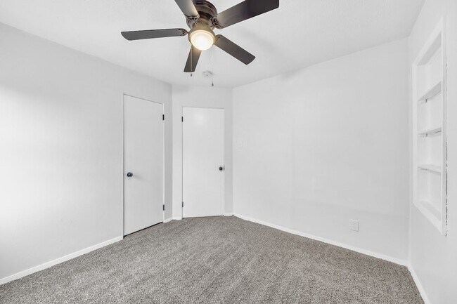 Building Photo - Stunning 5 Bed, 2 Bath Euclid Ohio!