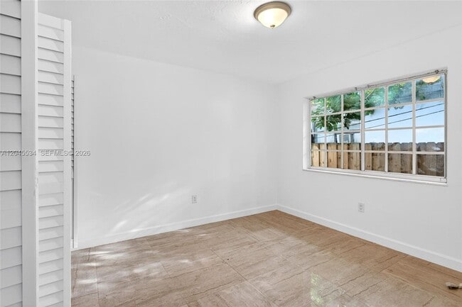 Building Photo - 1350 NE 149th St