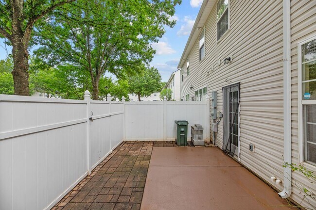 Building Photo - Three Bedroom Townhome in sought-after Mat...