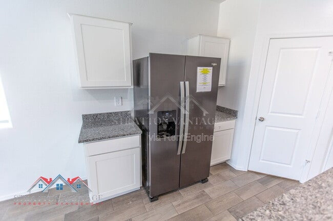 Building Photo - 1330 W Hess Ave