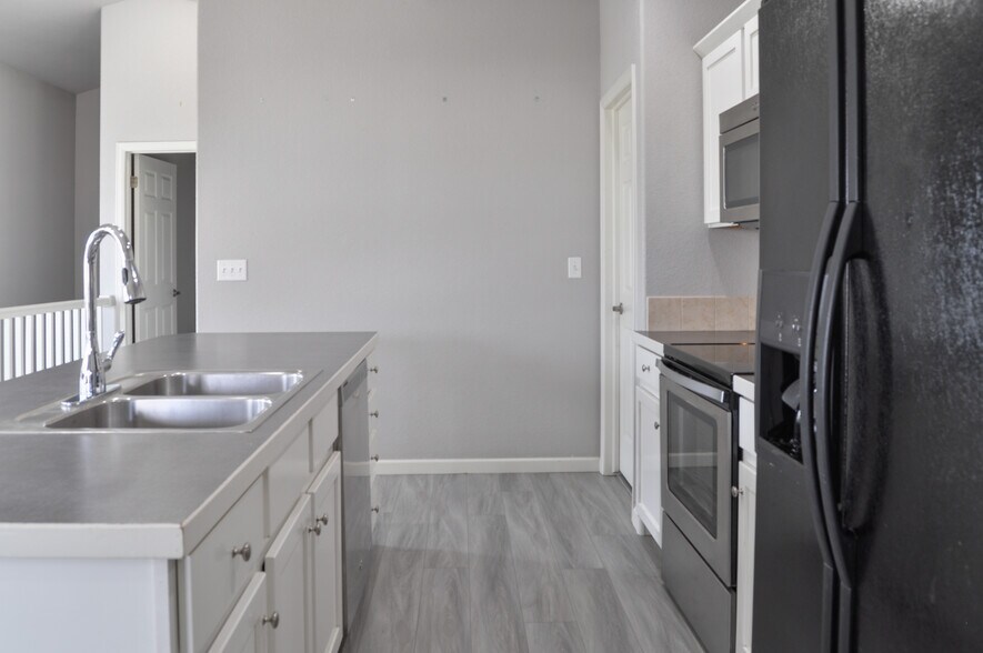 Building Photo - 2500 Heather Ln