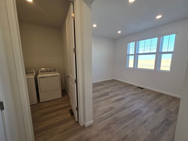 Building Photo - Brand New Aurora Highlands Ranch