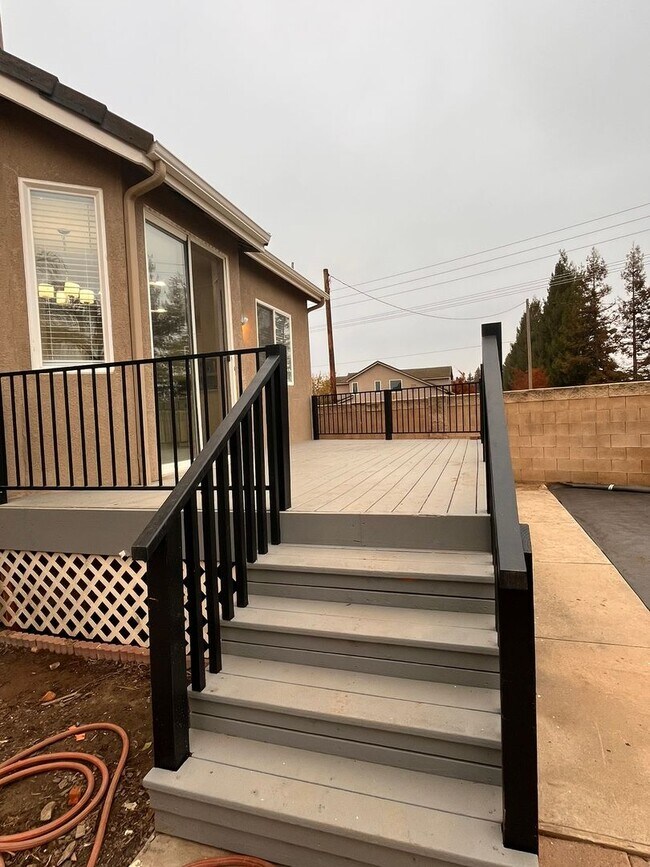 Building Photo - Near Kaiser/Pelandale