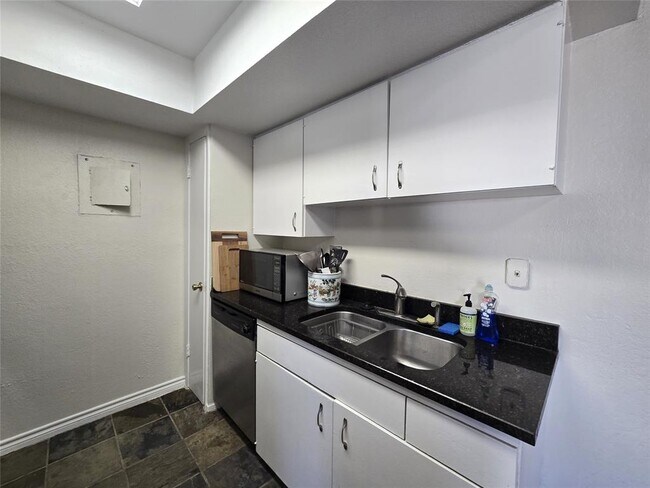 Building Photo - 2600 Penny Ln