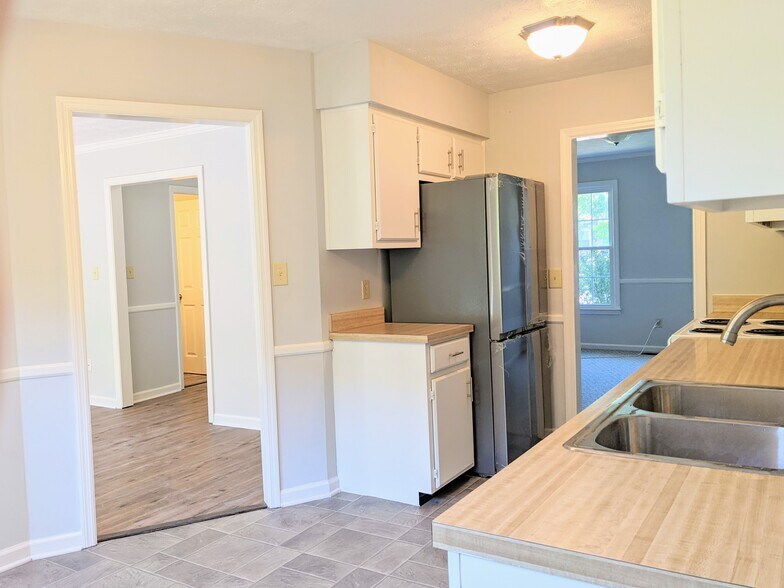 Additional cabinetry and counter space next to refrigerator. - 3221 Hunters Point Dr