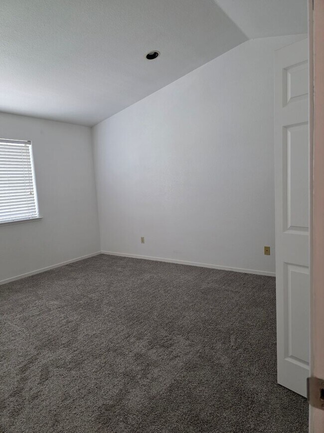Building Photo - Townhouse Available - Cats OK