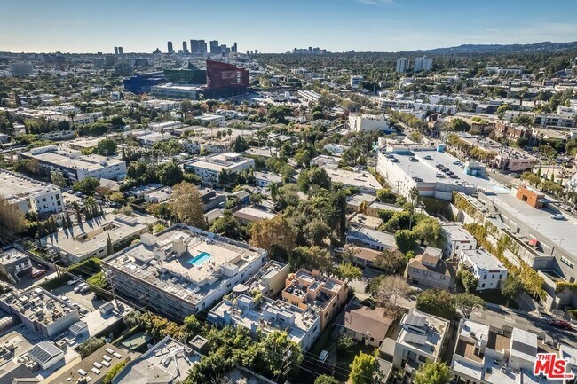 Building Photo - 900 N W Knoll Dr