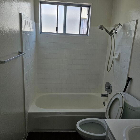 Bathtub - 8809 Etiwanda Ave