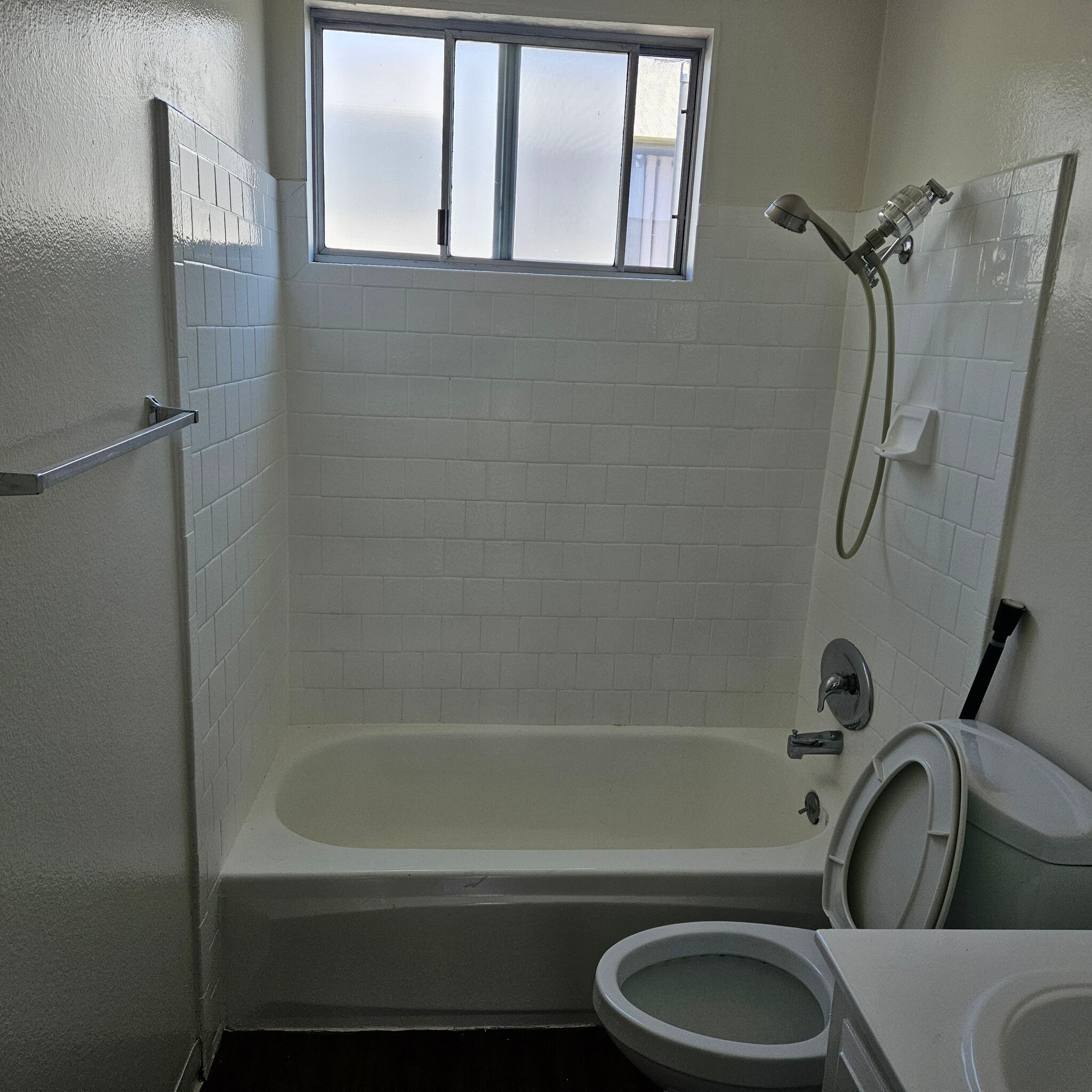 Bathtub - 8809 Etiwanda Ave