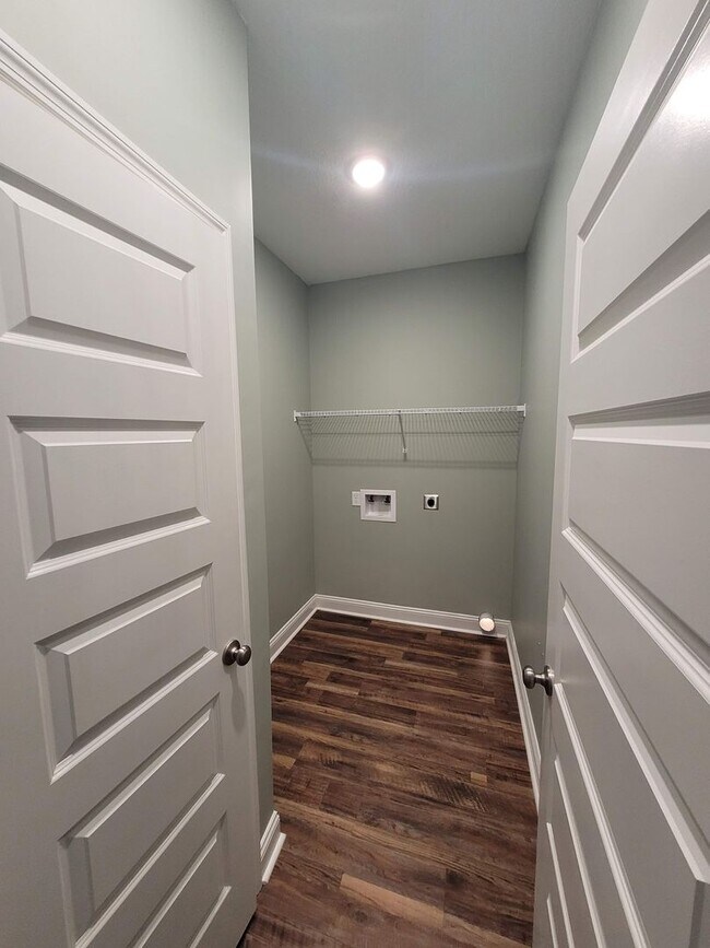 Building Photo - $500 Move-In Incentive - Spacious 4-Bedroo...