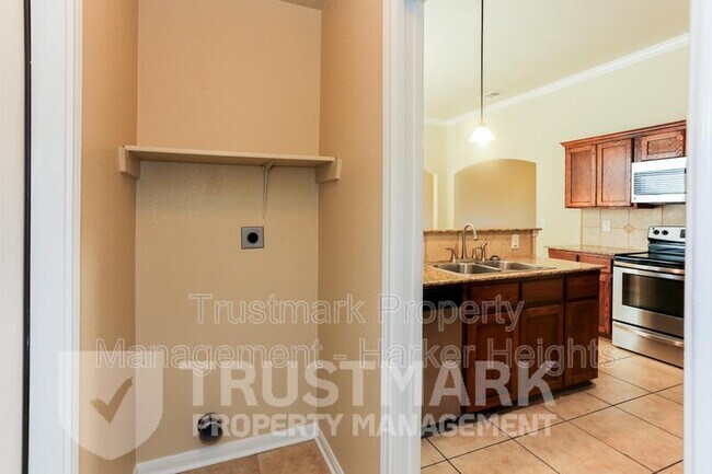 Building Photo - 401 W Libra Dr