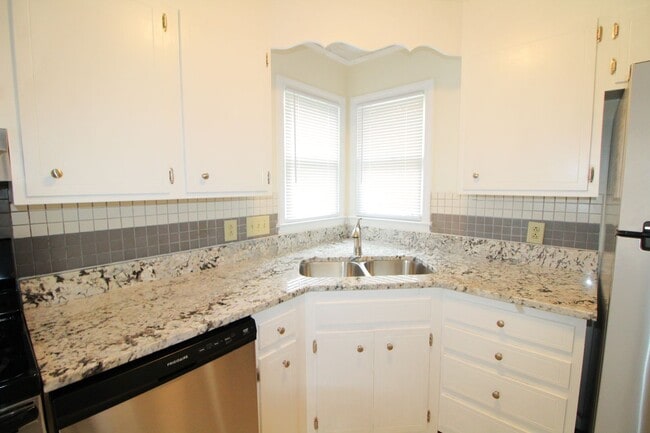 Building Photo - Charming 2 Bedroom, Large lot fenced in yard