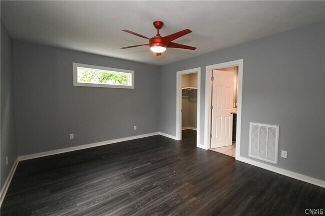 Building Photo - 5854 Reis Dr
