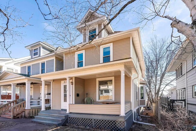 Building Photo - 2114 E 4th St