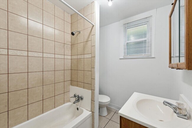 Building Photo - 4 Bedroom 2 Bath $1,500