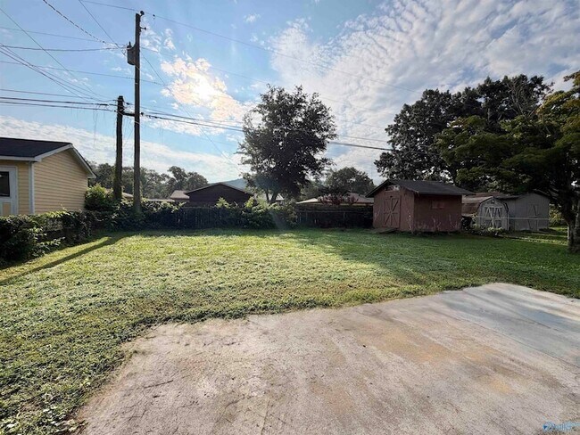 Building Photo - 2110 Fernbrook Dr NE