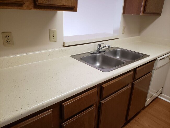 Building Photo - 206 Yelton Ct