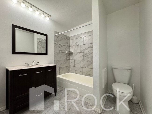 Building Photo - 2 Bedroom Townhome with All Appliances Included!