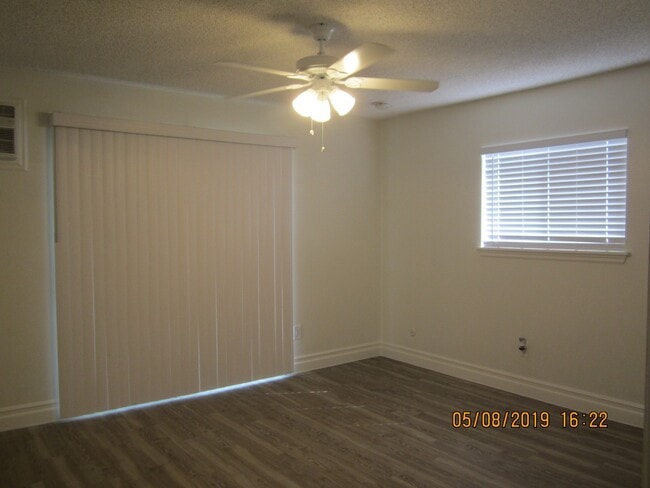 Building Photo - IMMACULATE DUPLEX - GREAT LOCATION