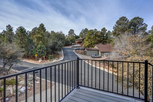 Building Photo - 3 bedroom, 2 bathroom home in Forest Hylands!
