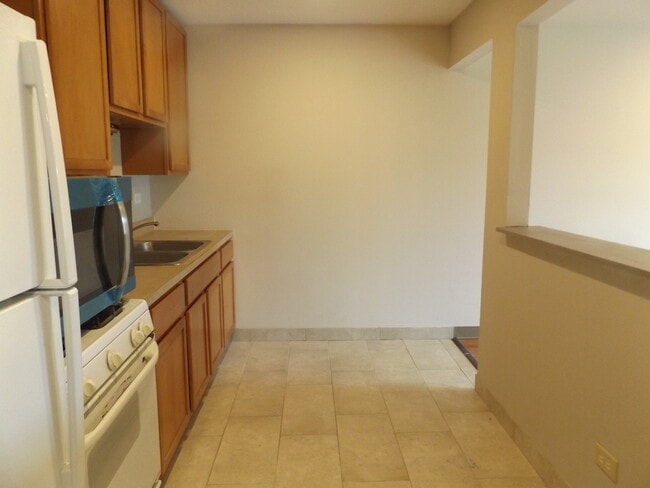 Building Photo - 710 W Huntington Commons Rd