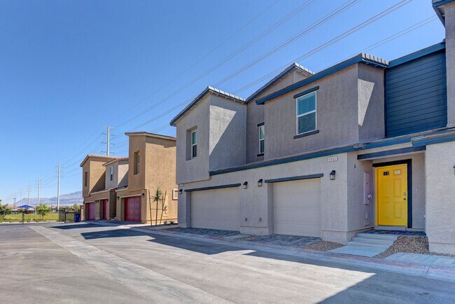 Building Photo - Brand new 3 bedroom Town House by DR Horto...